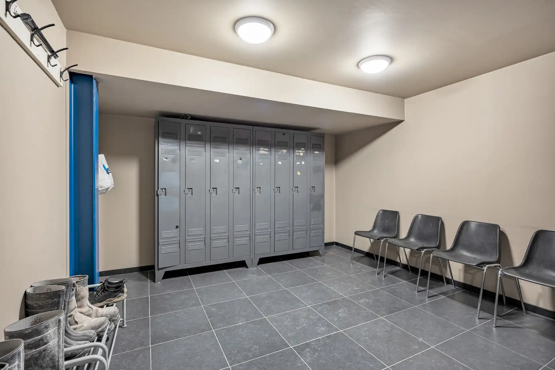 WERKPLAATS MET LOODS EN KANTOOR TE BILZEN. foto 17