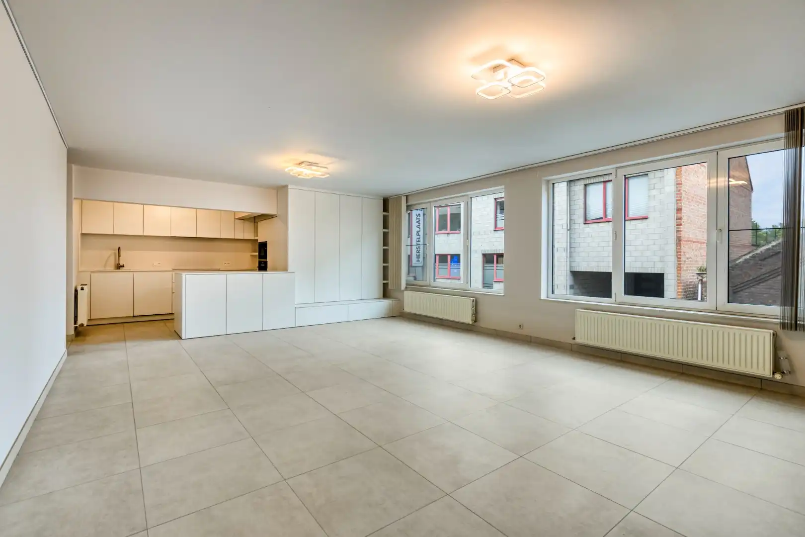 Ruim 2-slaapkamer appartement met parkeerplaats in Halle foto 6