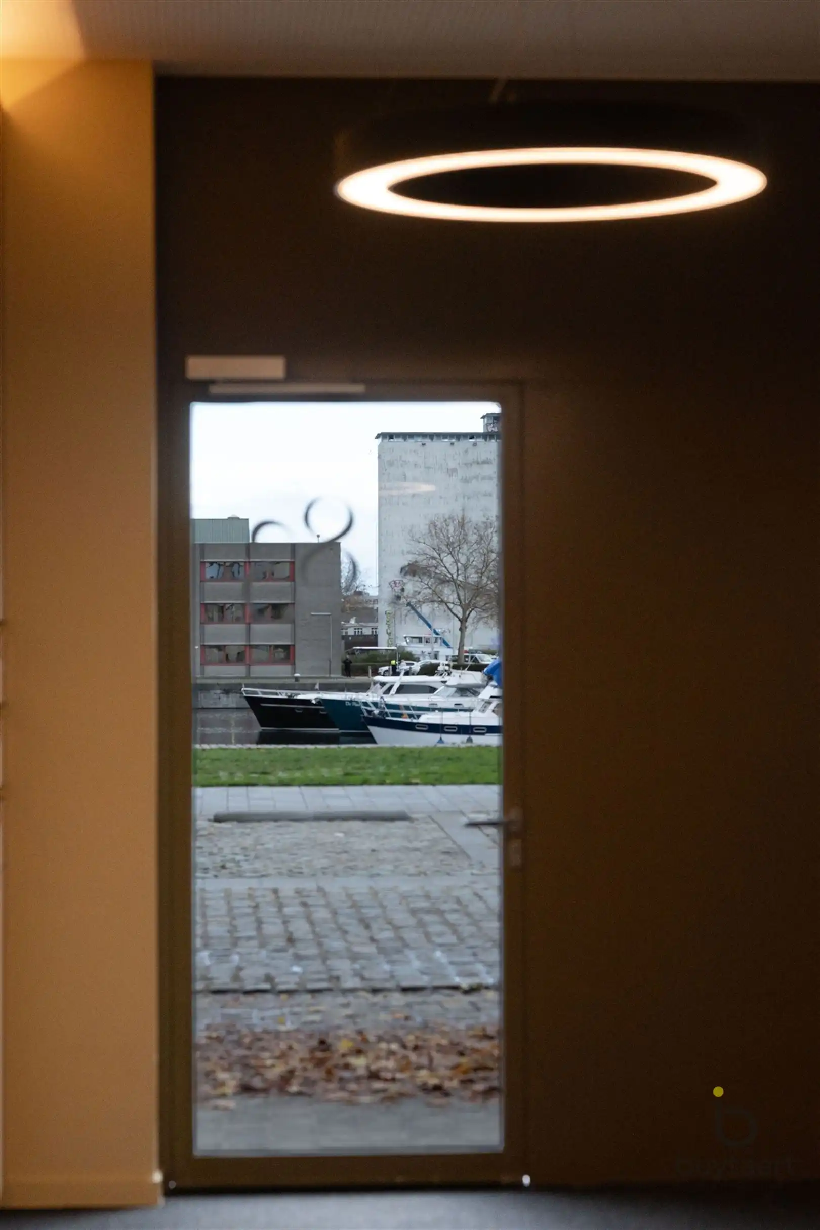 Stijlvol 1-slaapkamer appartement met terras en zicht op Kempisch Dok foto 17