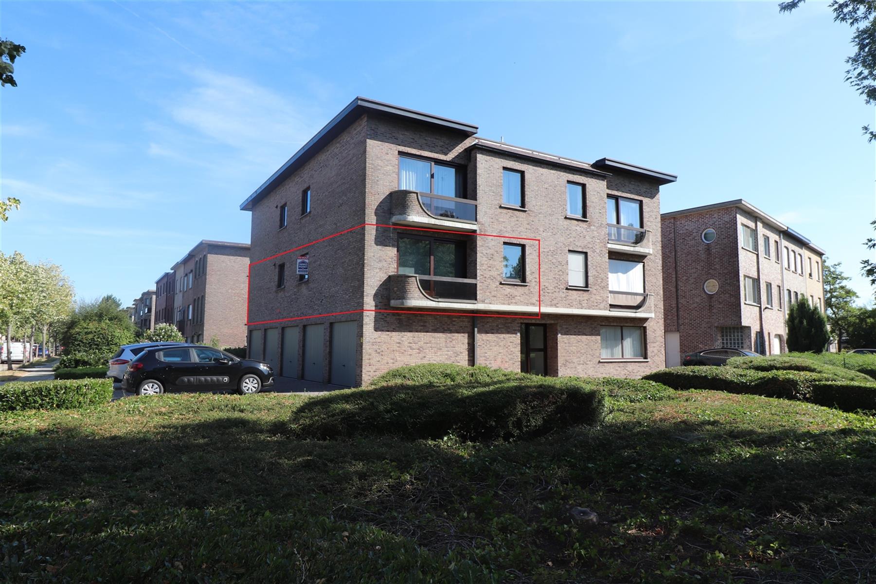 Appartement (met zonnepanelen) op de 1ste verdieping met 2 slaapkamers, terras vooraan en achteraan en garage. foto {{pictureIndex}}