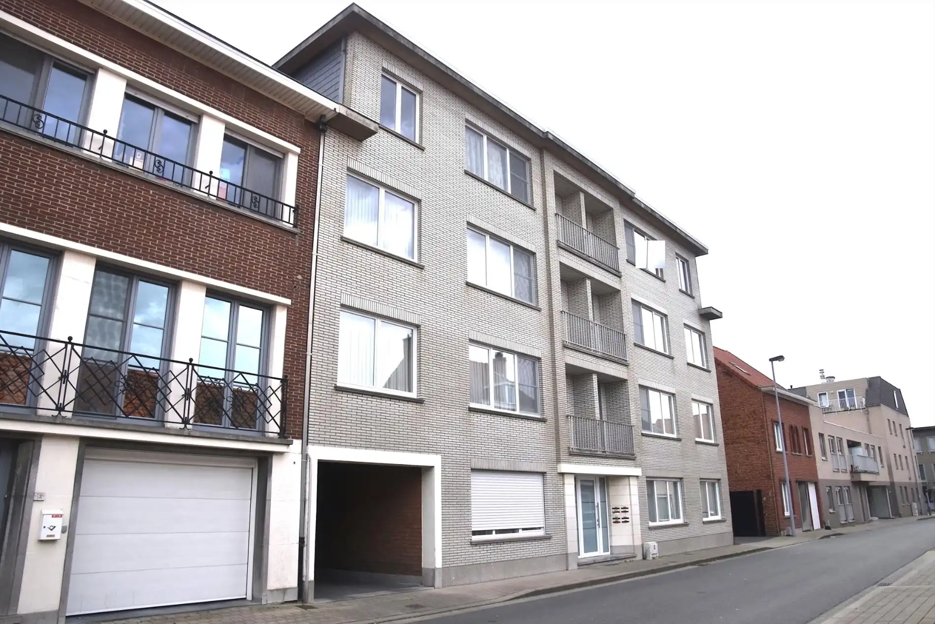 Zonrijk, ruim en gelijkvloers appartement met 2 slaapkamers, garage en zuidgericht terras … foto 2