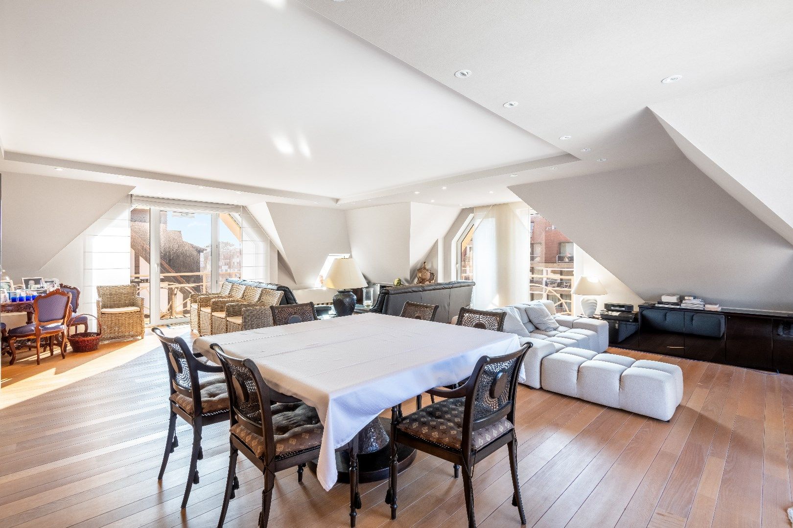 Uniek gelegen appartement (plateau) in een villa residentie met weidse zichten op enkele passen van het Albertplein en de Zeedijk.  foto 4