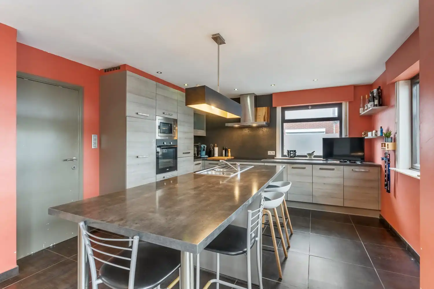 Halfopen gezinswoning met 3 slaapkamers, kelder en aangename tuin in Nieuwerkerken foto 6