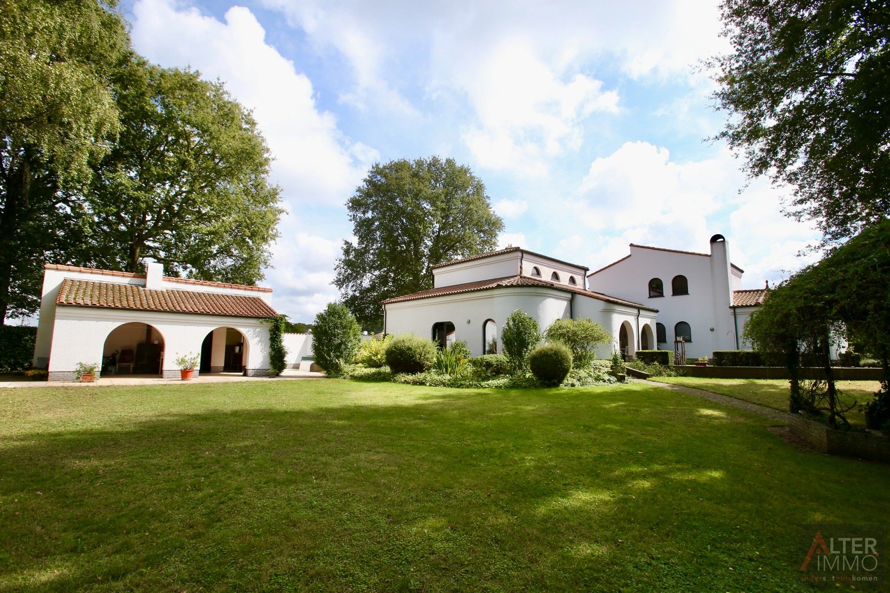 Unieke villa van meer dan 400 m² op een prachtig perceel van ca. 45 are! foto {{pictureIndex}}
