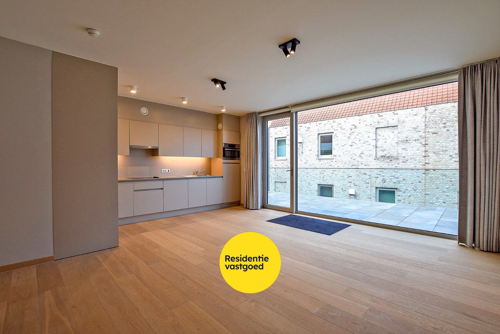 Uiterst goed onderhouden assistentieflat (55m² + 11m² terras) met 1 slaapkamer te Nieuwpoort.  foto {{pictureIndex}}