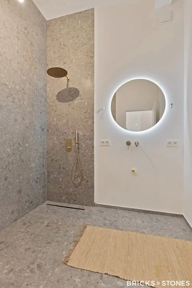 Luxueus gerenoveerd en bemeubeld 3 slaapkamer appartement foto 12