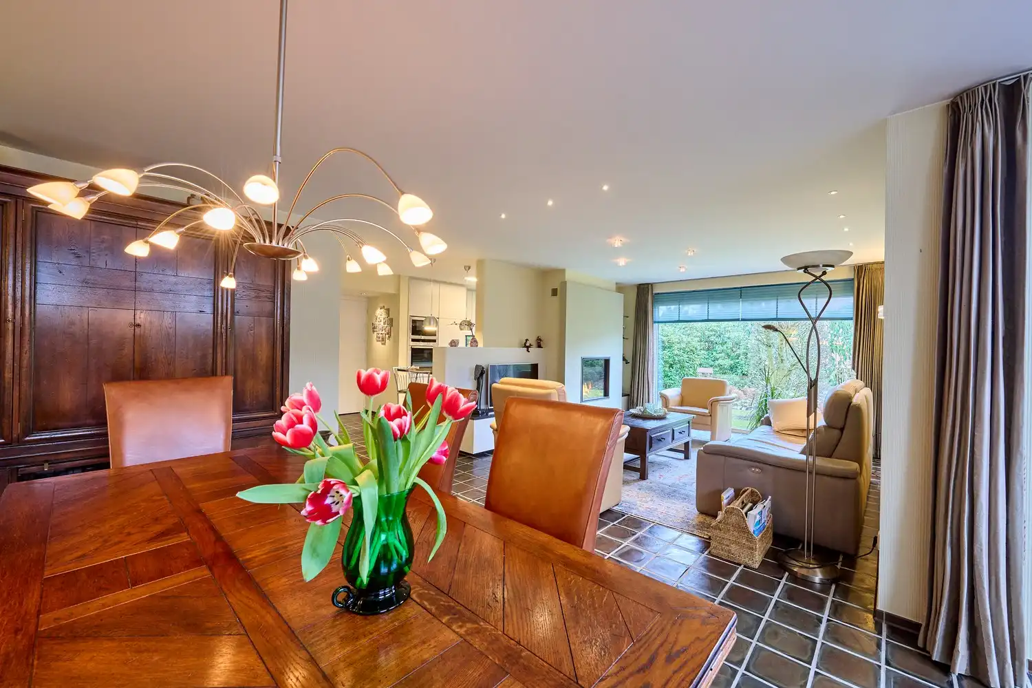 Residentieel en op een uitgestrekt perceel gelegen vernieuwde woning met 3/4 slaapkamers foto 3