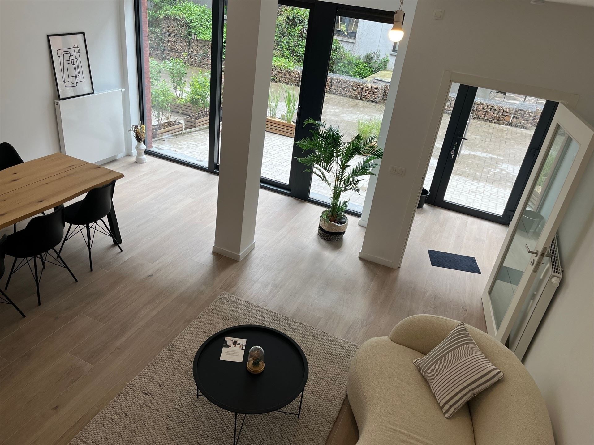 Prachtige nieuwe 2 CH duplex met binnenplaats/terras ! foto {{pictureIndex}}