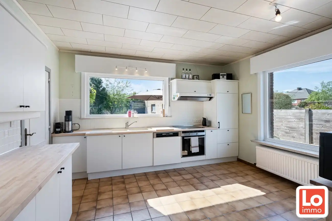 Instapklare halfopen woning met afzonderlijke garage op toplocatie in hartje Lochristi! foto 6