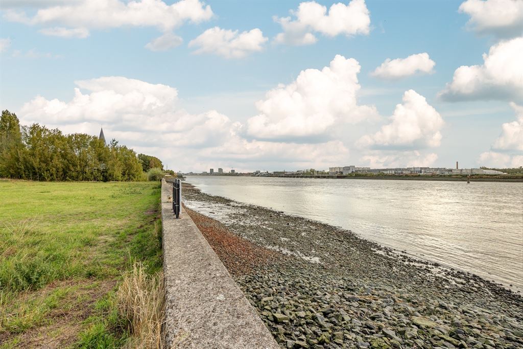 Instapklaar appartement met loftallures foto 18