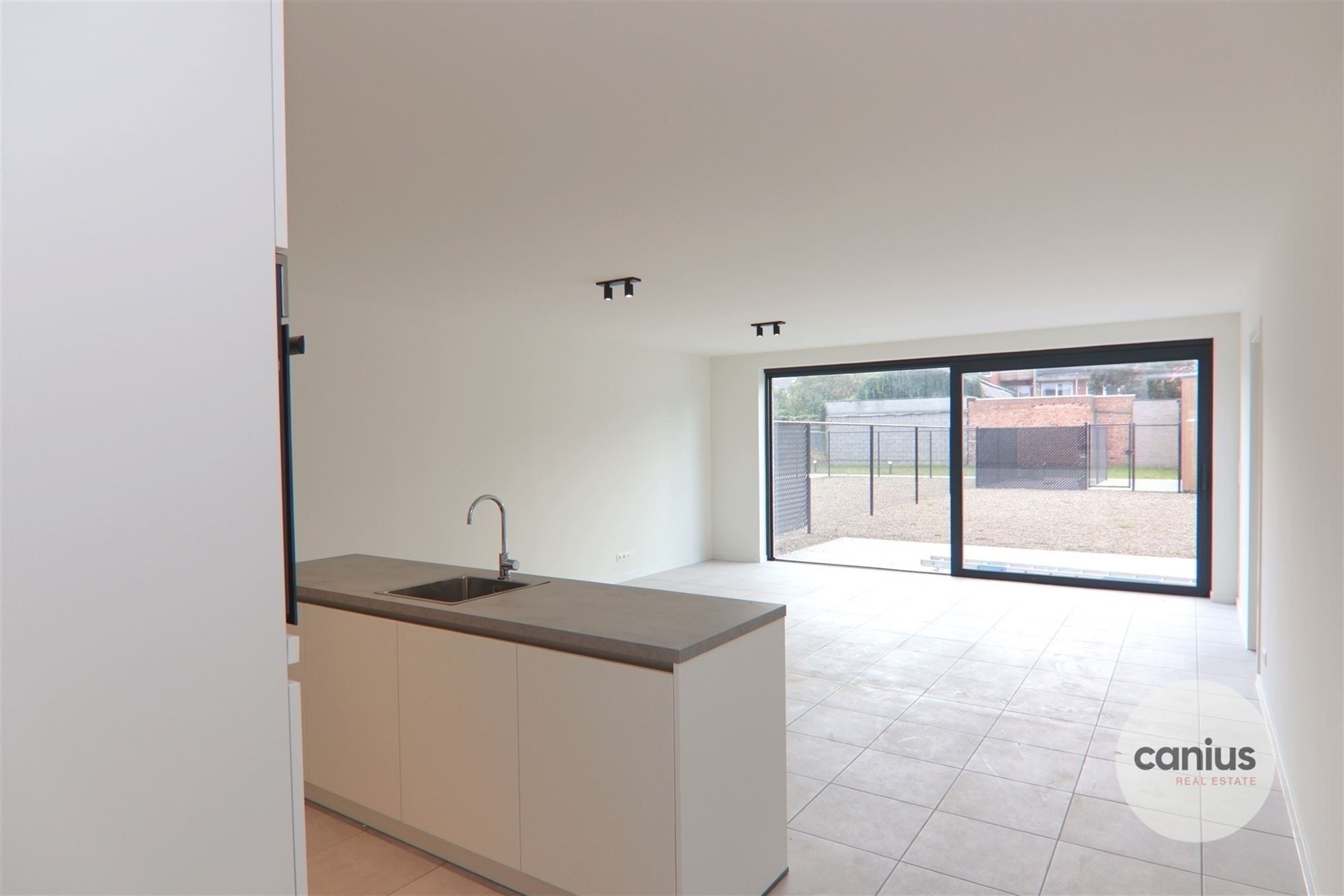 GESCHILDERD NIEUWBOUWAPP. IN HARTJE HASSELT MET 3 SLKS + TERRAS, TUIN & PARKING foto 4