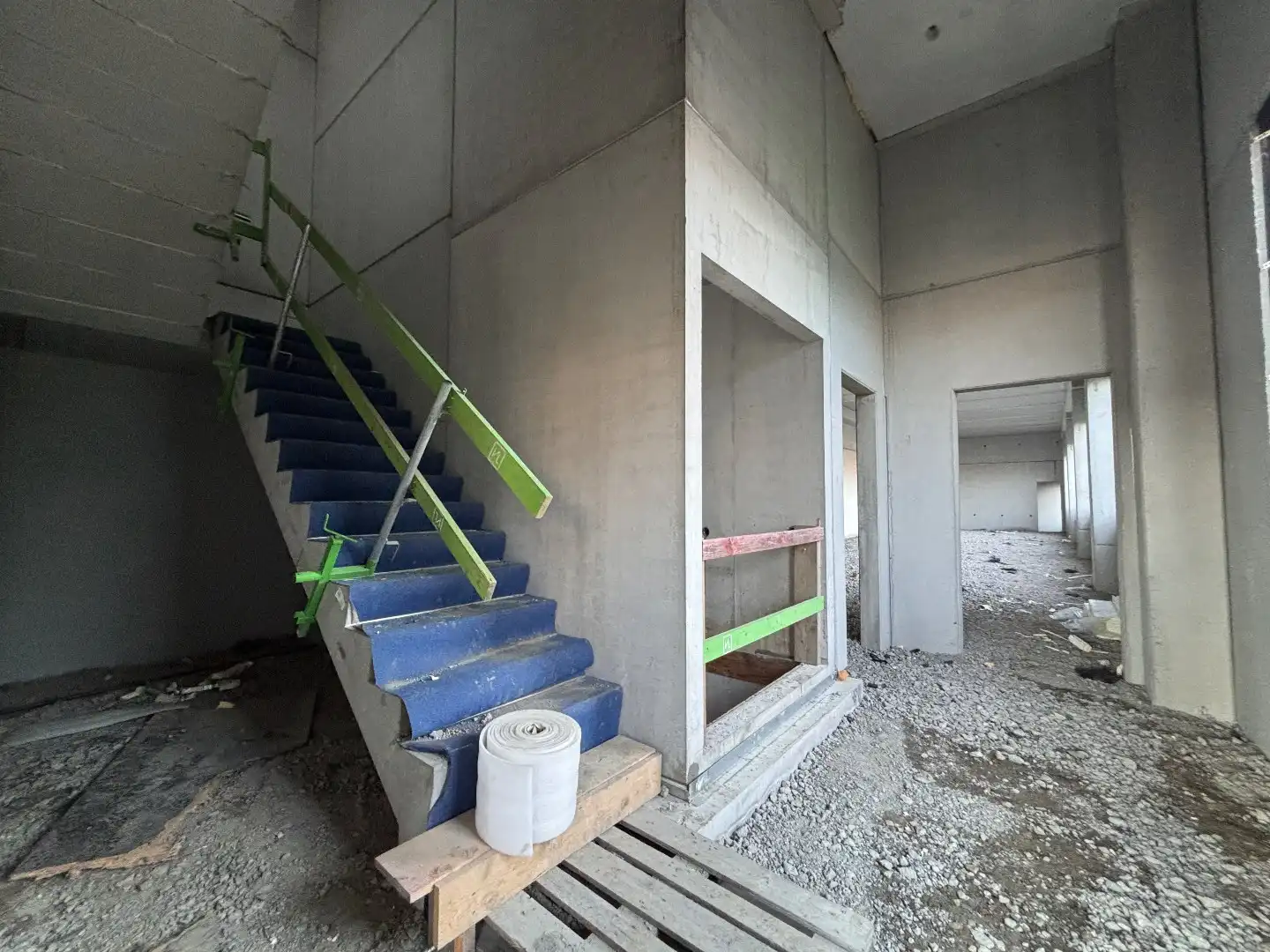 Logistieke bedrijfshal - 6834 m² & 350m² kantoren - met mogelijkheid tot 1200 m² extra kantoren. Superligging! foto 9