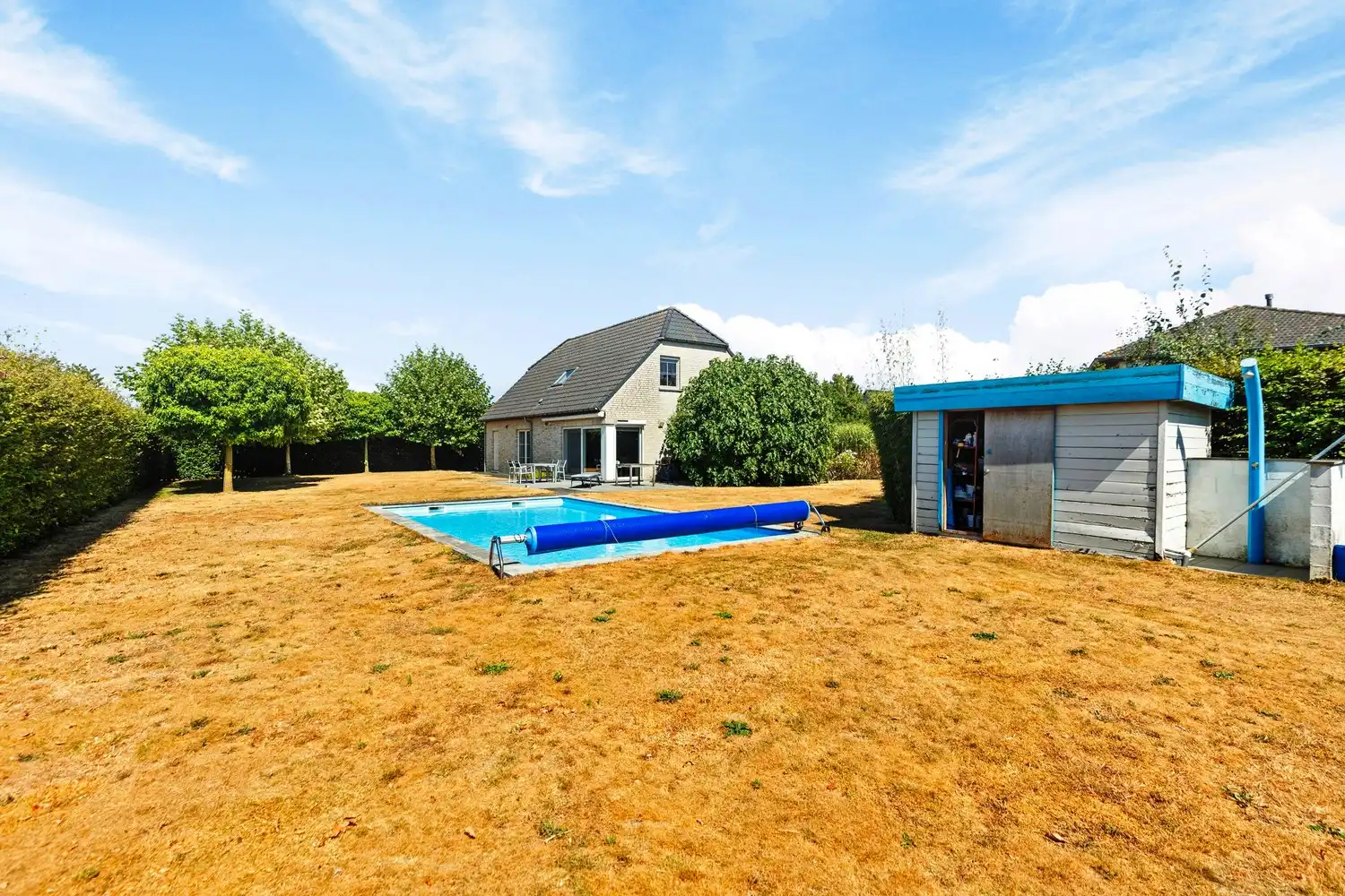 Residentieel gelegen villa met buitenzwembad, grote tuin en privacy. foto 5