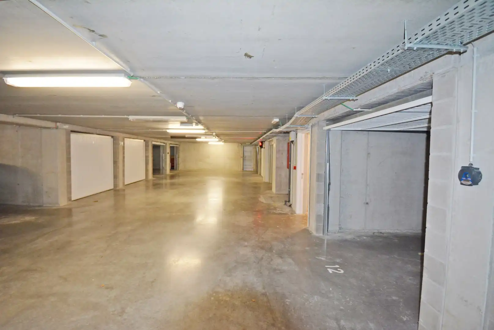 Centraal gelegen ruime garagebox te huur vlakbij de Lippenslaan foto 6