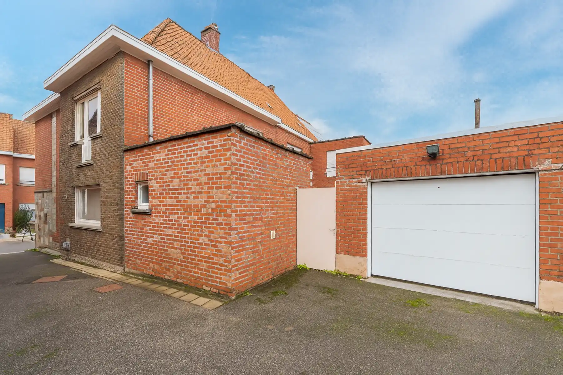 Halfopen gezinswoning met licht, structuur en potentieel foto 16