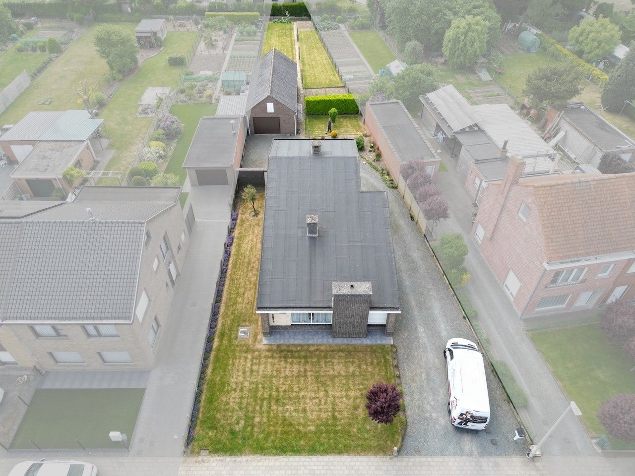 Vrijstaande woning op perceel van 1021 m² met loods en ruime tuin foto 2