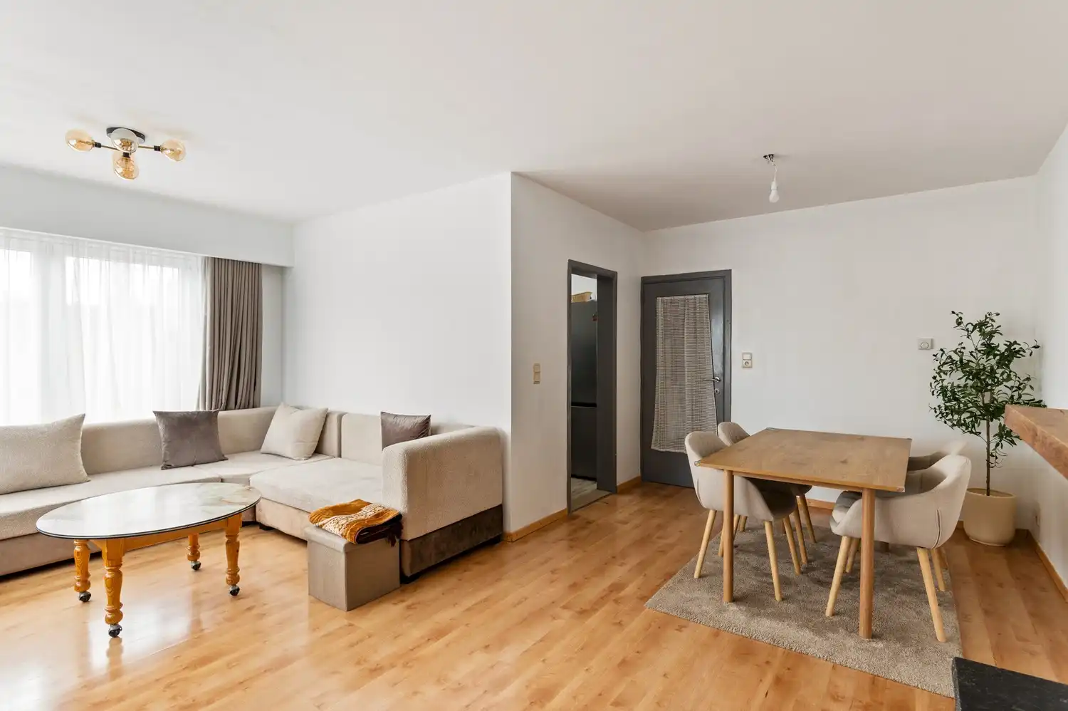 Appartement met 2 slaapkamers en 2 garages in de Unitas Wijk! foto 6