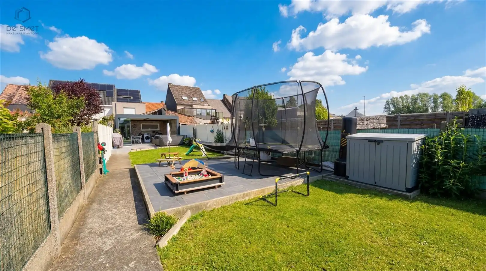 Instapklare gezinswoning met 3 slaapkamers, ruime tuin en private oprit foto 11