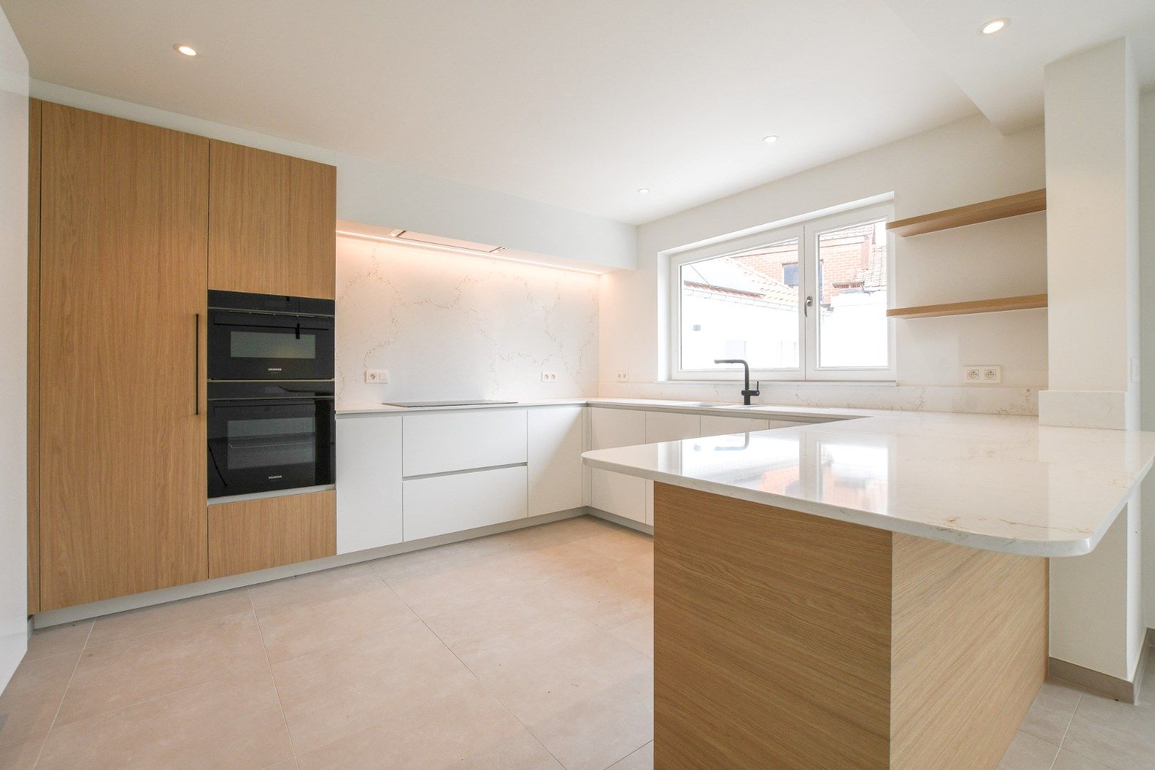 Prachtige gerenoveerde villa in het hart van Lissewege – wonen in stijl en comfort! foto 5