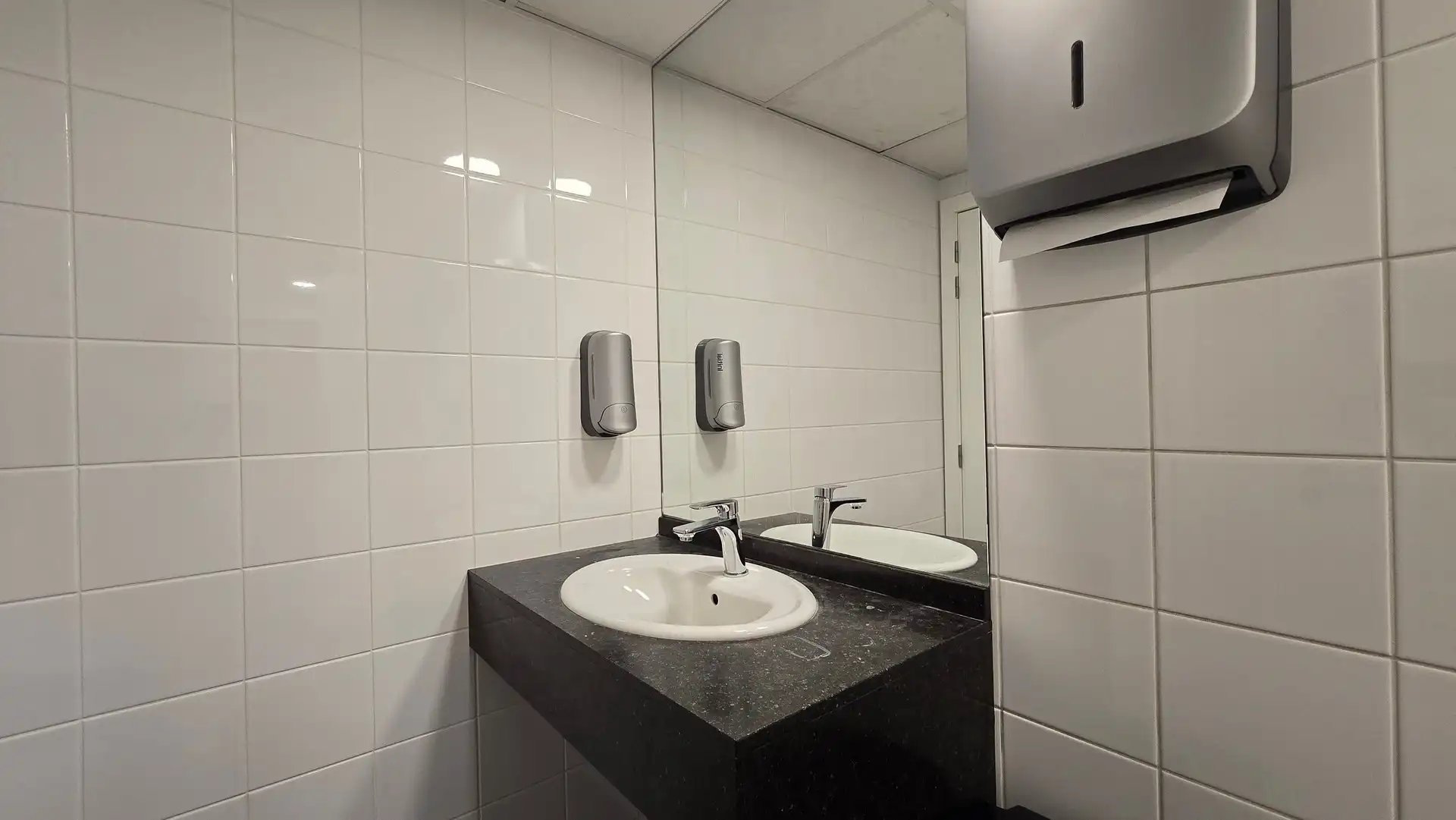 Instapklare kantoorruimte van 241 m²  in Brussel. foto 24