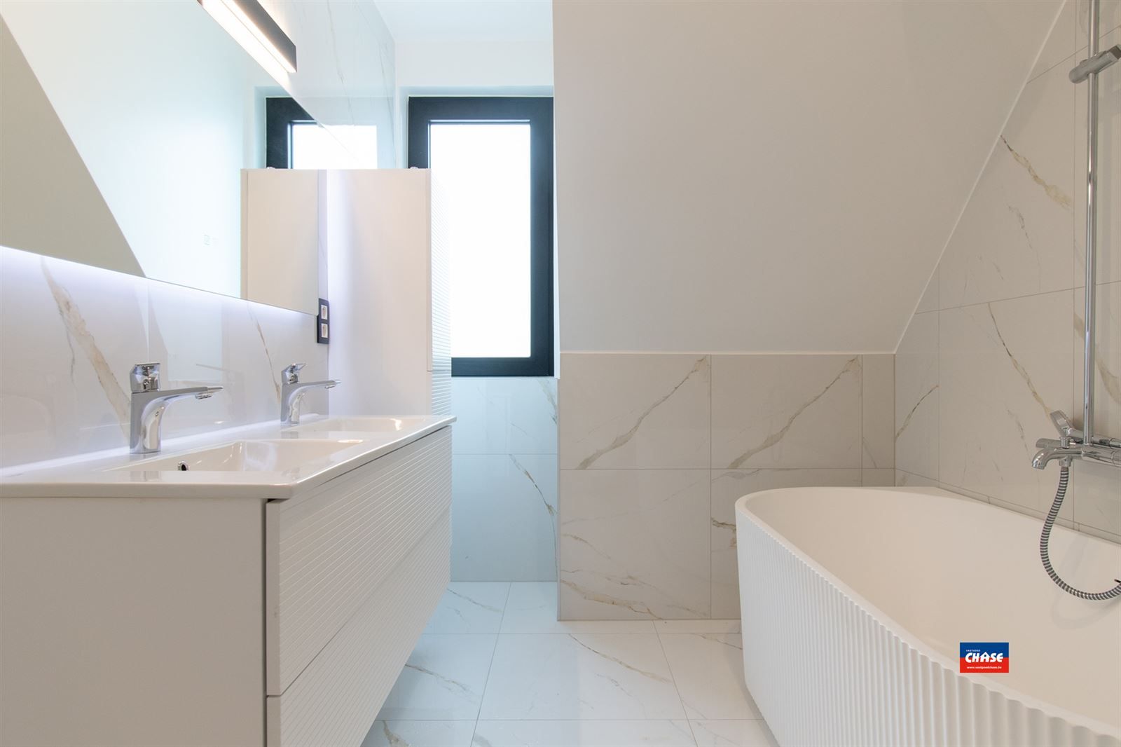 Nieuwbouwwoning met 4 slpks, 3 badk en tuin foto 28