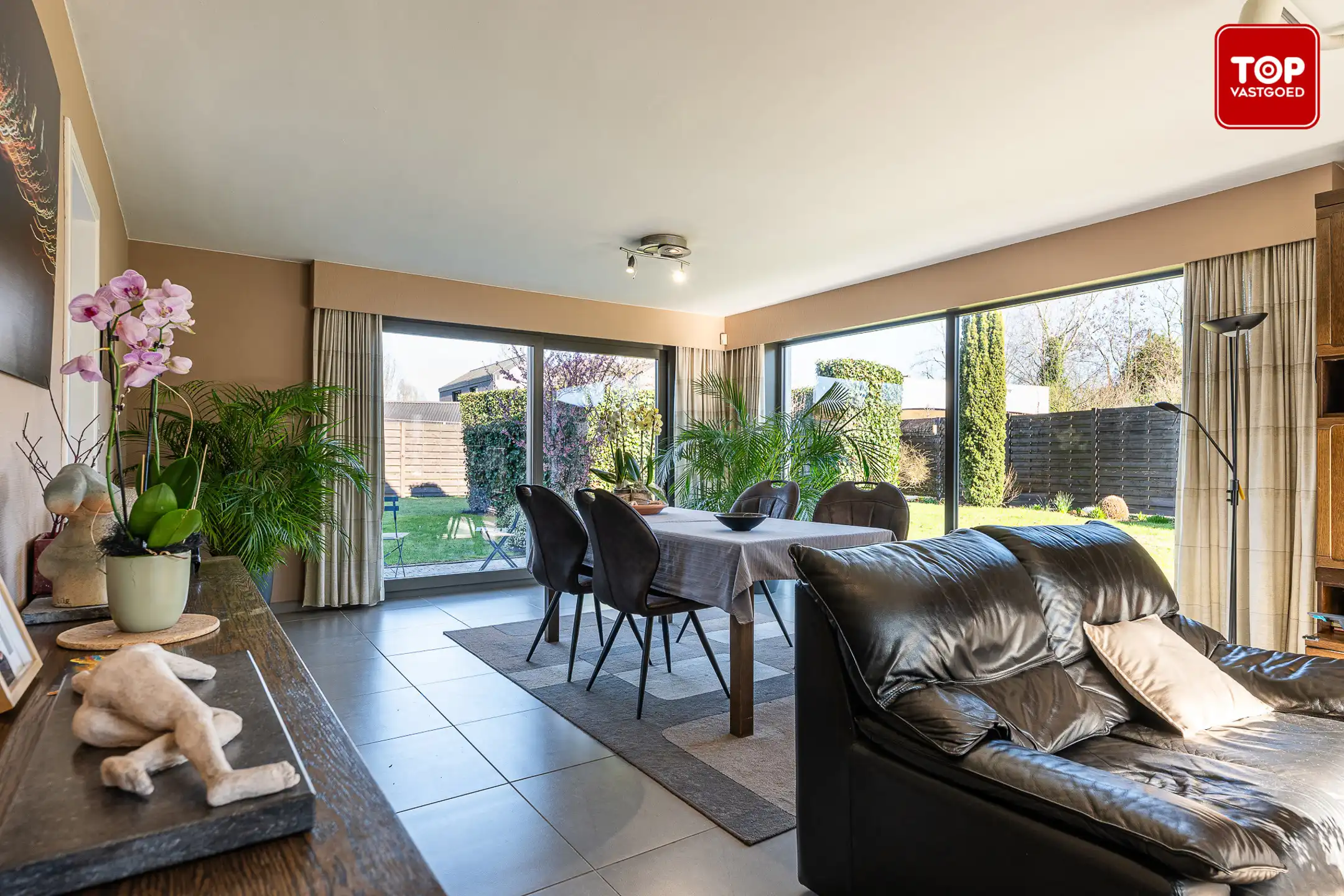 Ruime villa met 4 slaapkamers, dubbele garage en zonnige tuin rondom foto 5