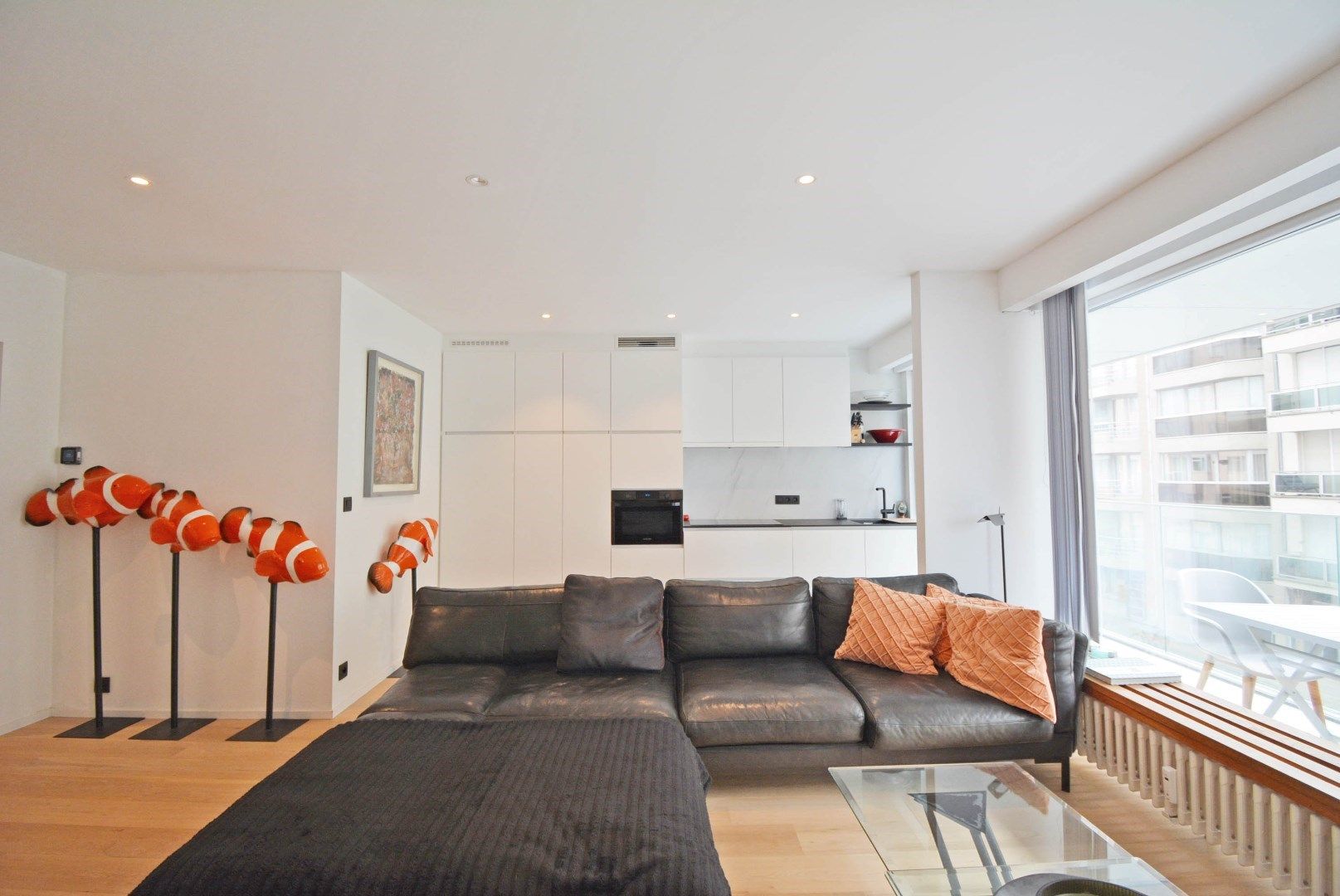 Ruim, gerenoveerd appartement met zonneterras en zijdelings zeezicht.  foto {{pictureIndex}}