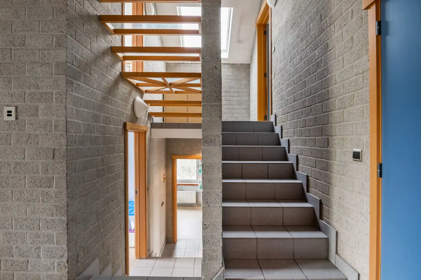 Vrijstaande architectenwoning met 5 slpk., atelier en dubbele garage op ruim perceel met zicht op de velden foto 21
