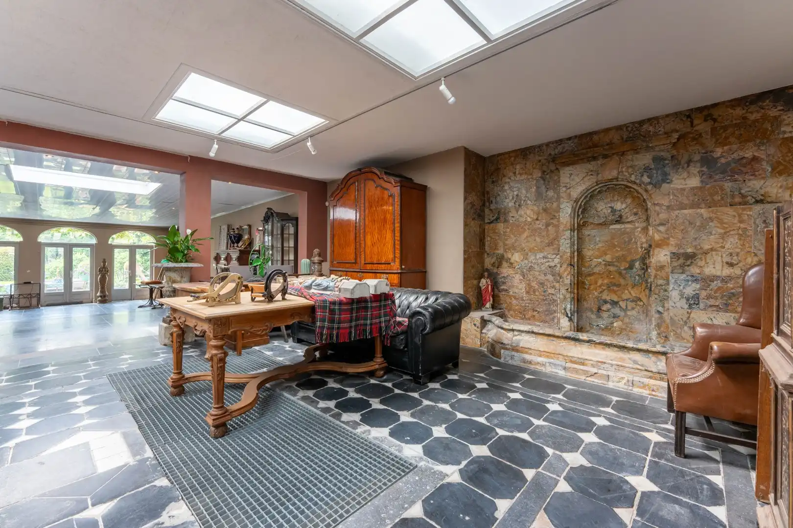 Charmant historisch handelspand met woonst en appartement op de Markt van Damme foto 11