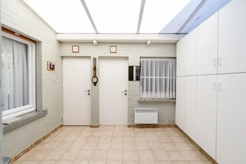 Ruime woning met tuin, 2 garages en 4 slaapkamers. foto 9