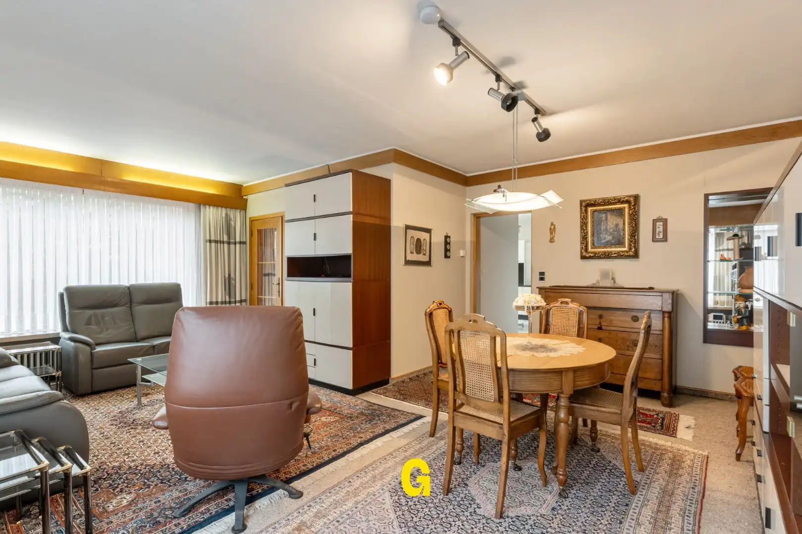 VERKOCHT - Degelijk gebouwde halfopen woning met tuin en 315 m² vergunde opslagplaatsen en garage, vlak bij het centrum van Hoeselt foto 3