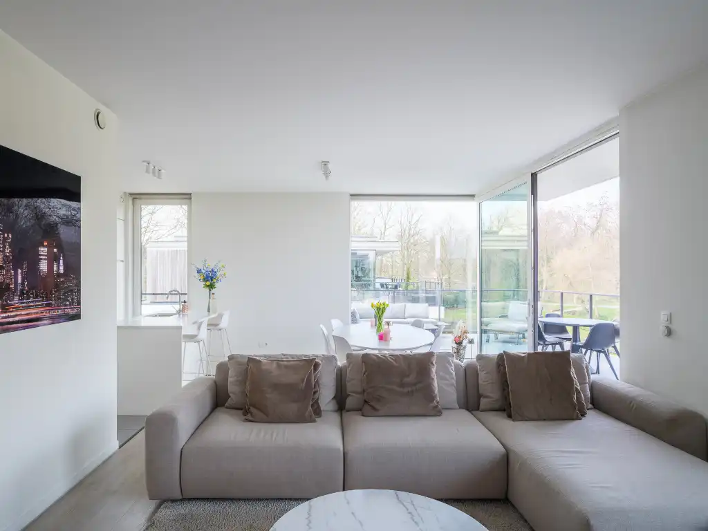 Lichtrijke penthouse met 3 slaapkamers, ruim zonneterras en twee overdekte staanplaatsen met groen uitzicht op fietsafstand van het centrum van Gent. foto 9