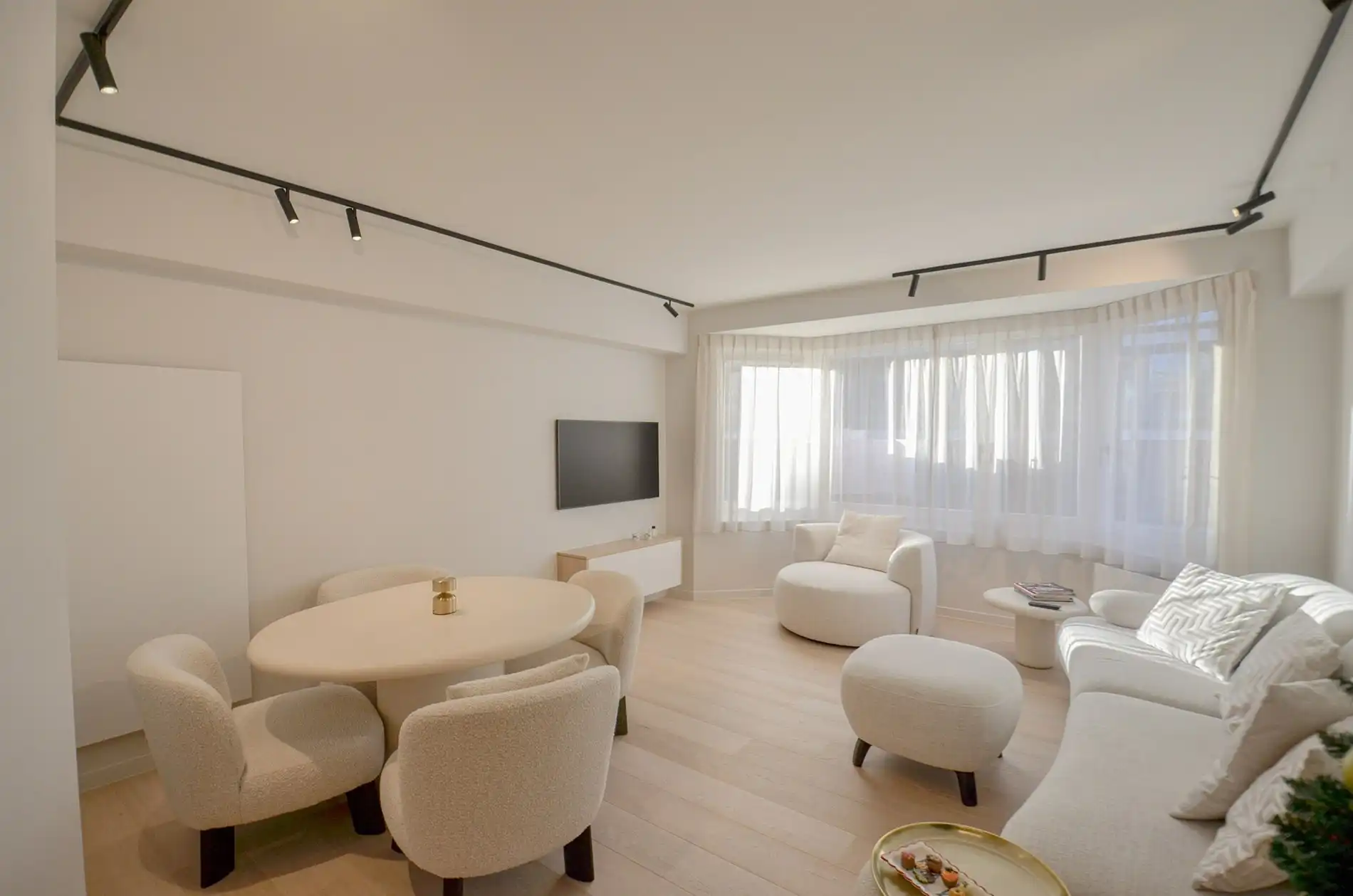 Stijlvol volledig gerenoveerd appartement  op wandelafstand van de zee én het commercieel centrum. foto 5