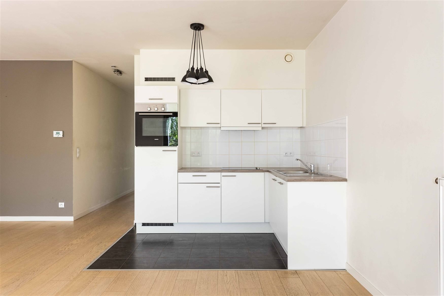 Instapklaar appartement met terras, tuin & autoplaats foto 5