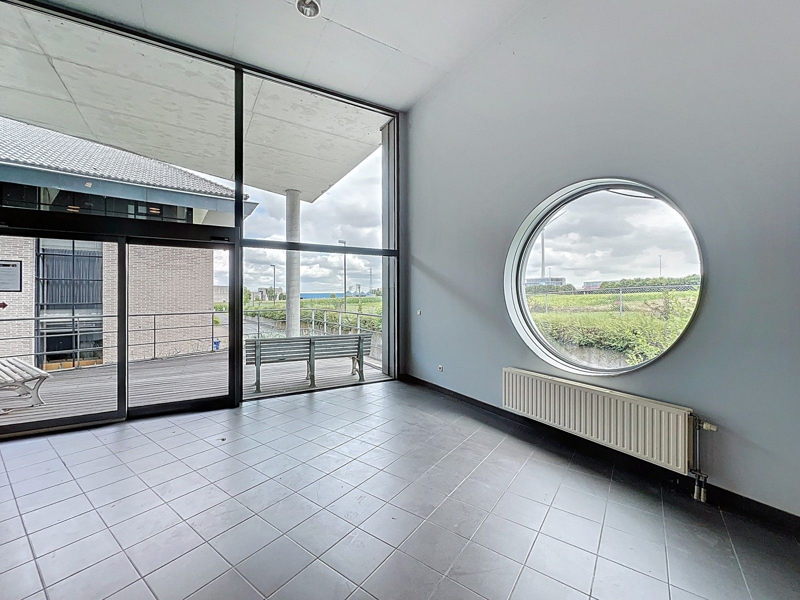 Goed gelegen LICHTRIJKE  kantoorruimte aan interessante voorwaarden nabij afrit Kortrijk-Oost E17. foto 10