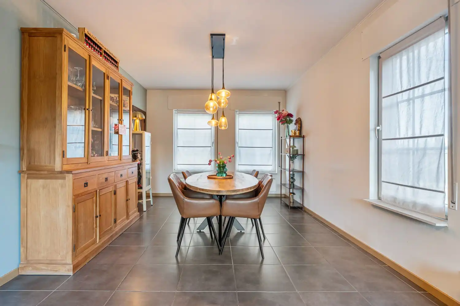 Goed gelegen, halfopen en energiezuinige woning met 3 slaapkamers, een bureau en een oprit met een garage te Kessel-Lo! foto 10