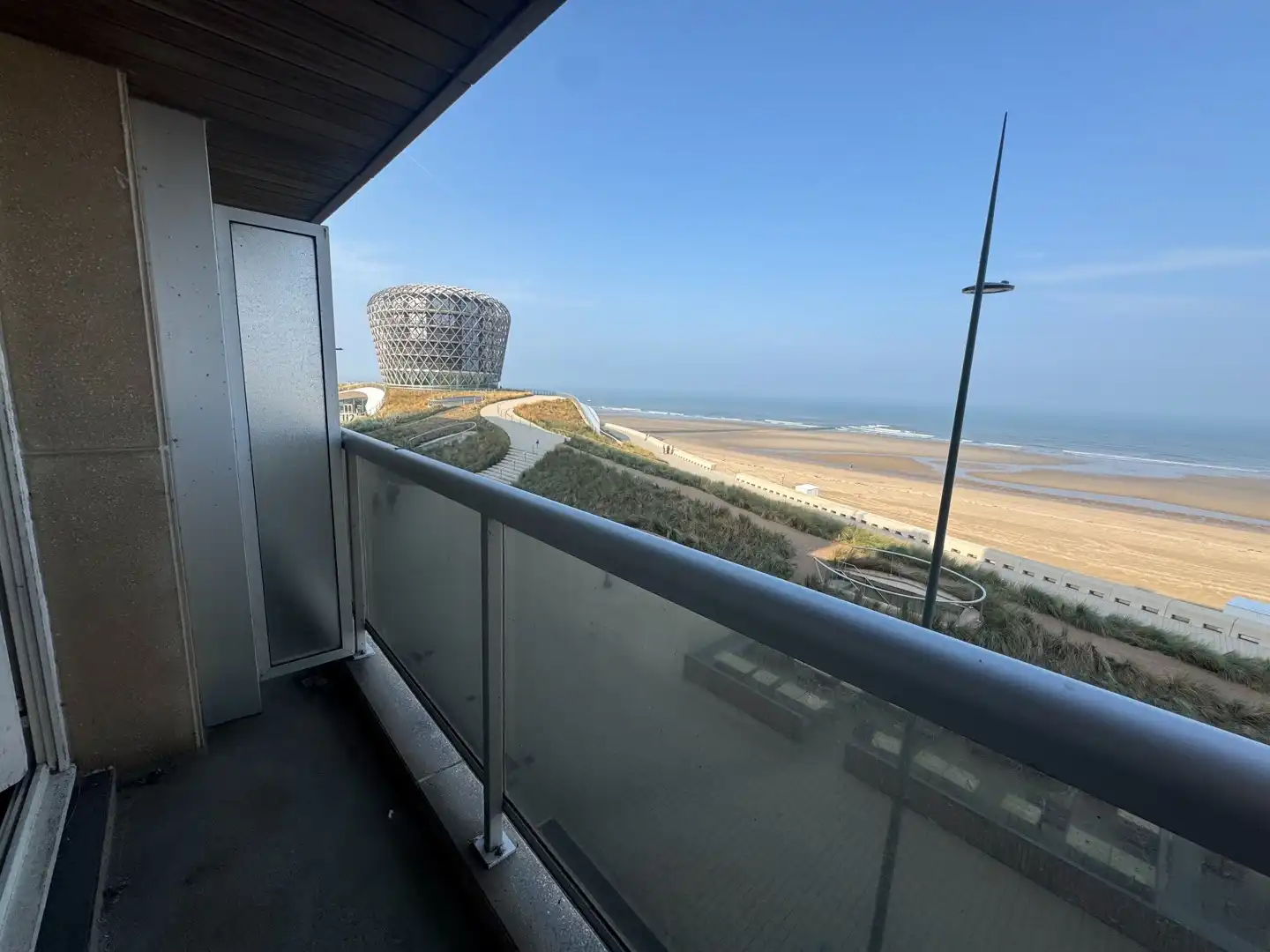 Op te frissen studio op de Zeedijk met zicht op SILT foto 2