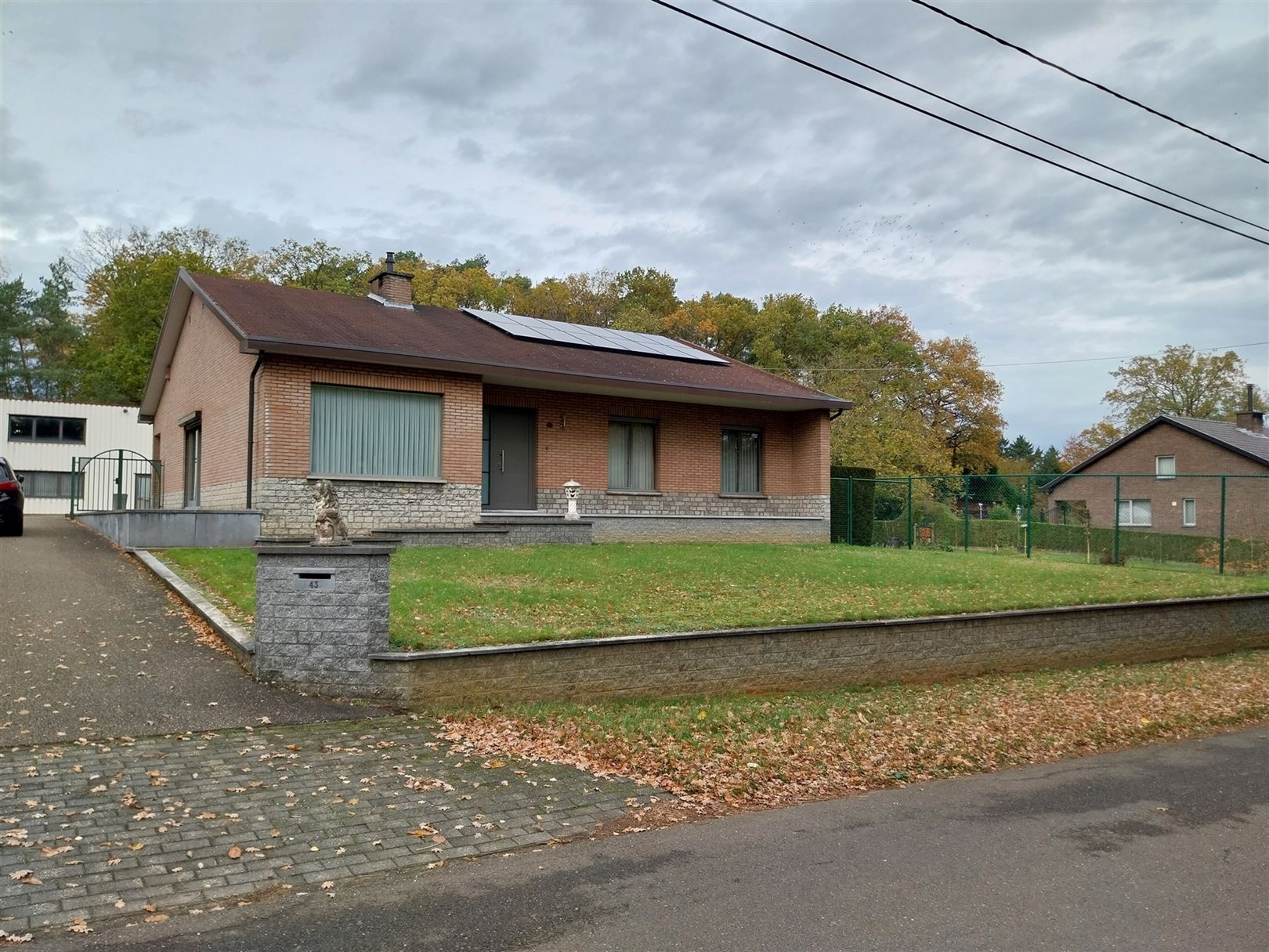 TE HUUR: Vrijstaande ruime woning met 3 slaapkamers en ruime loods! foto {{pictureIndex}}