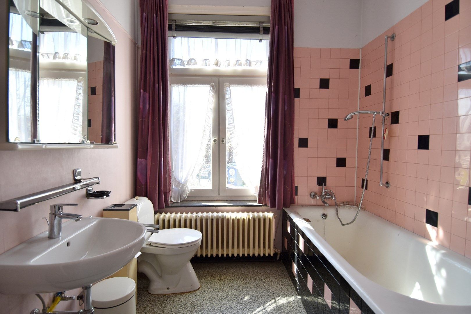 Karaktervolle burgerwoning met 3 slaapkamers, 2 garages en een mooi stukje tuin te koop in Rollegem foto 18