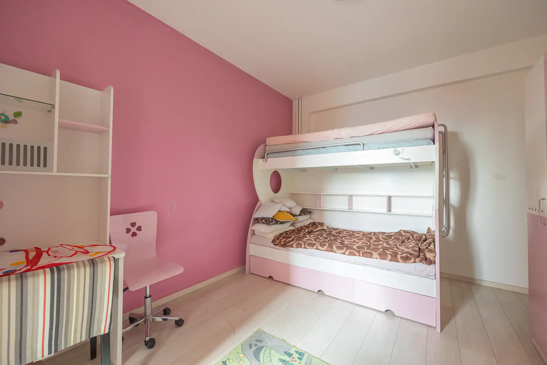 Instapklaar appartement met 2 slpk's + bureau met parkzicht foto 11