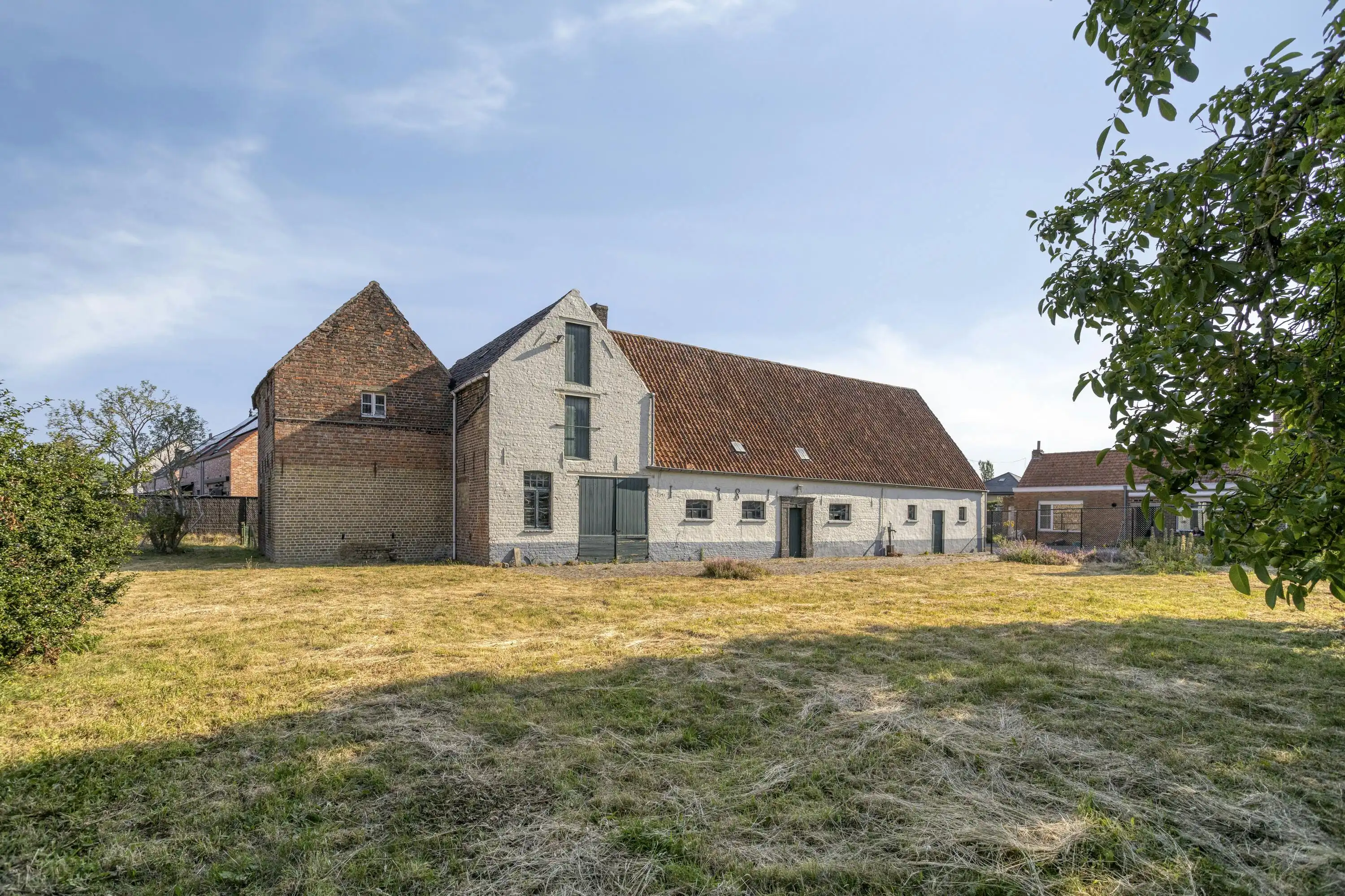 Veelzijdige te renoveren hoeve te koop in Jabbeke foto {{pictureIndex}}