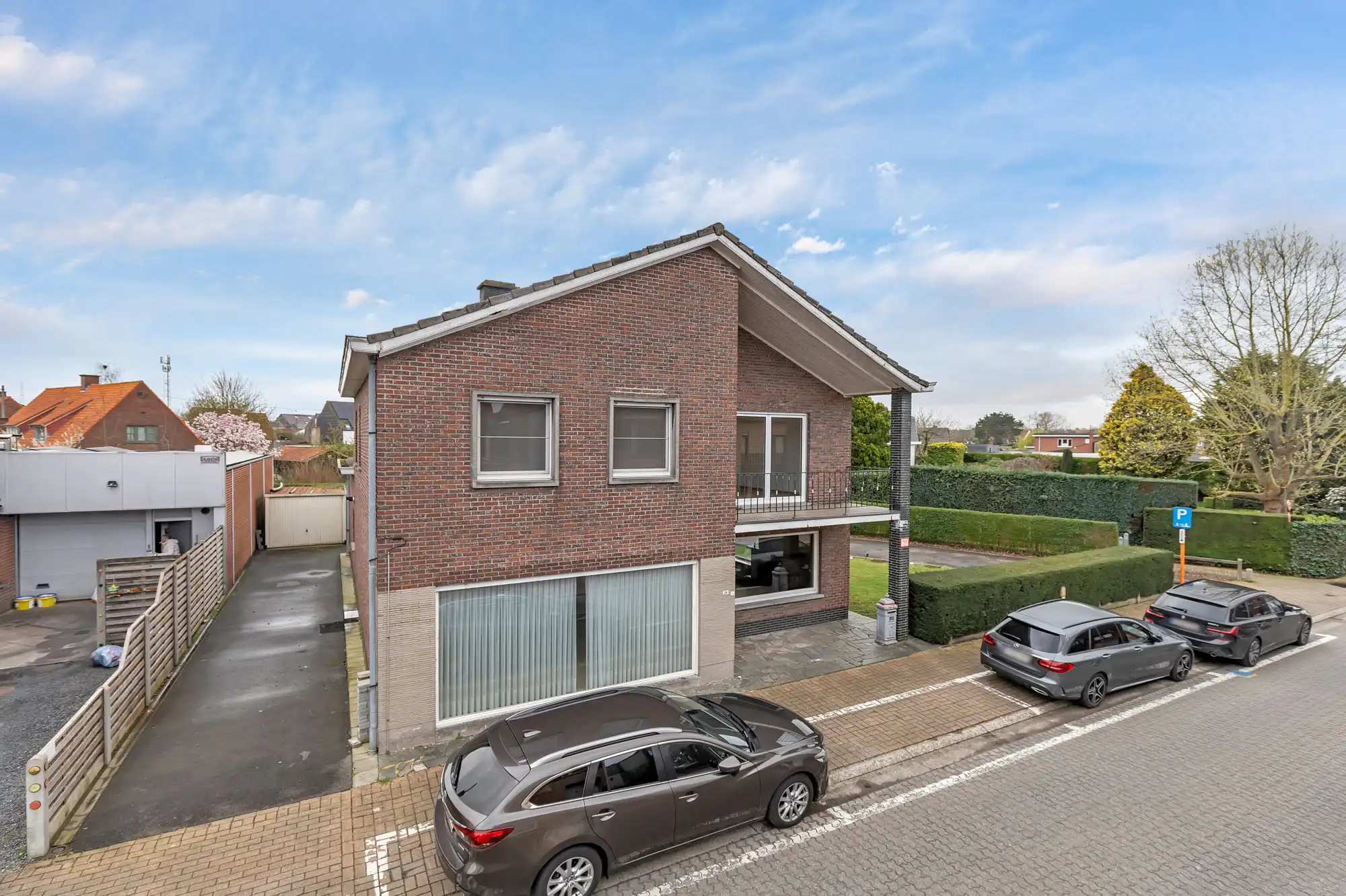 Zeer ruime woning met handelsruimte, garages en zonnige tuin foto 2