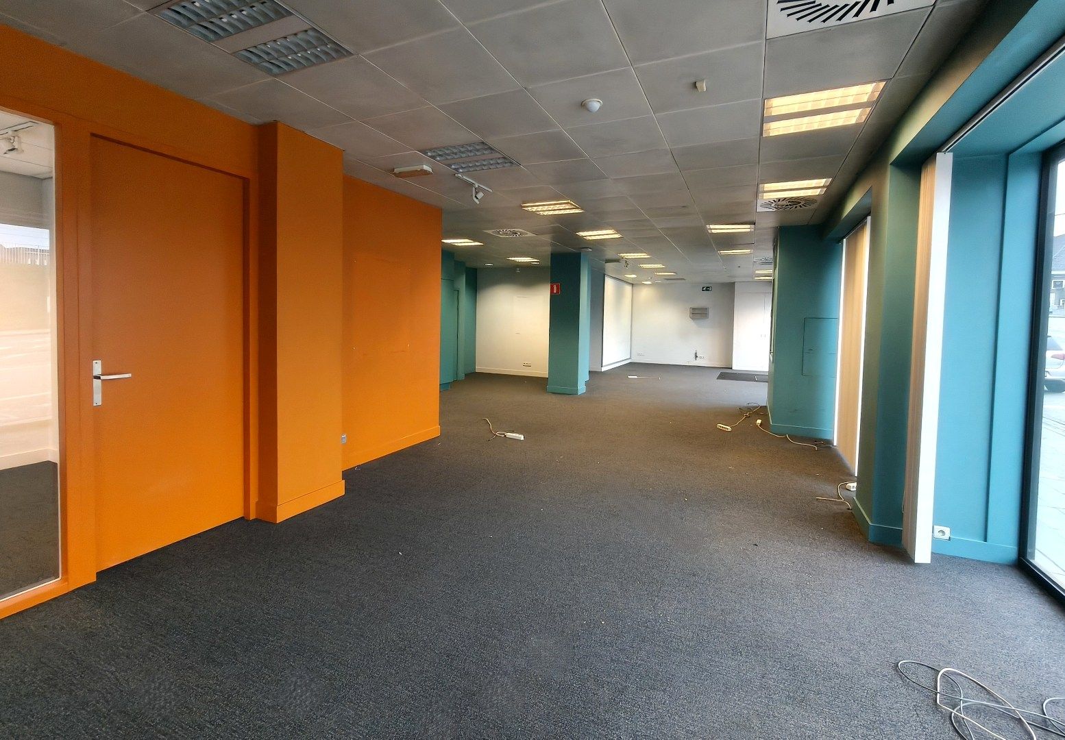 UITSTEKEND GELEGEN HANDELSPAND - MODERN INGERICHT EN INSTAPKLAAR foto 3