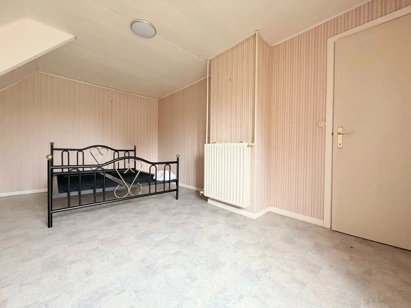 Op te frissen alleenstaande woning met riante tuin foto 17