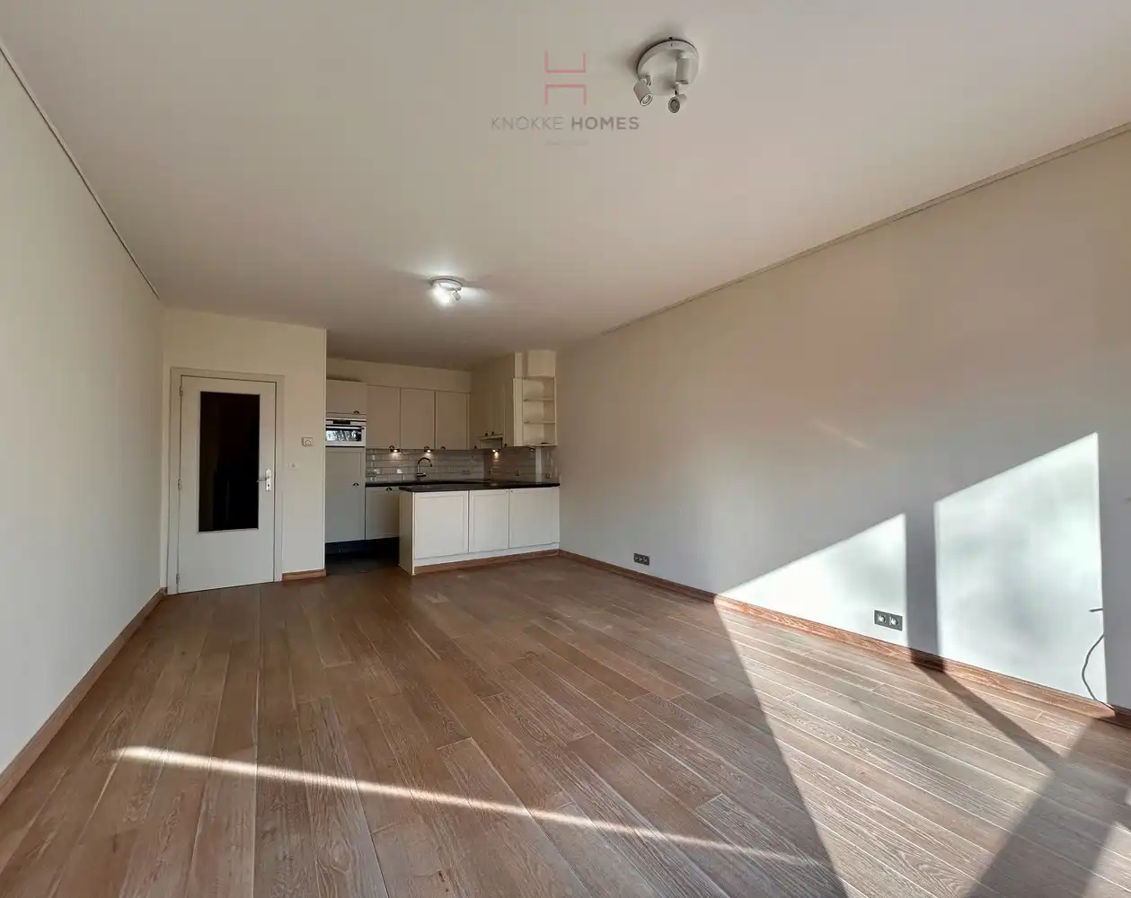 Ongemeubeld twee slaapkamer appartement in de Piers De Raveschootlaan te Knokke. foto 4