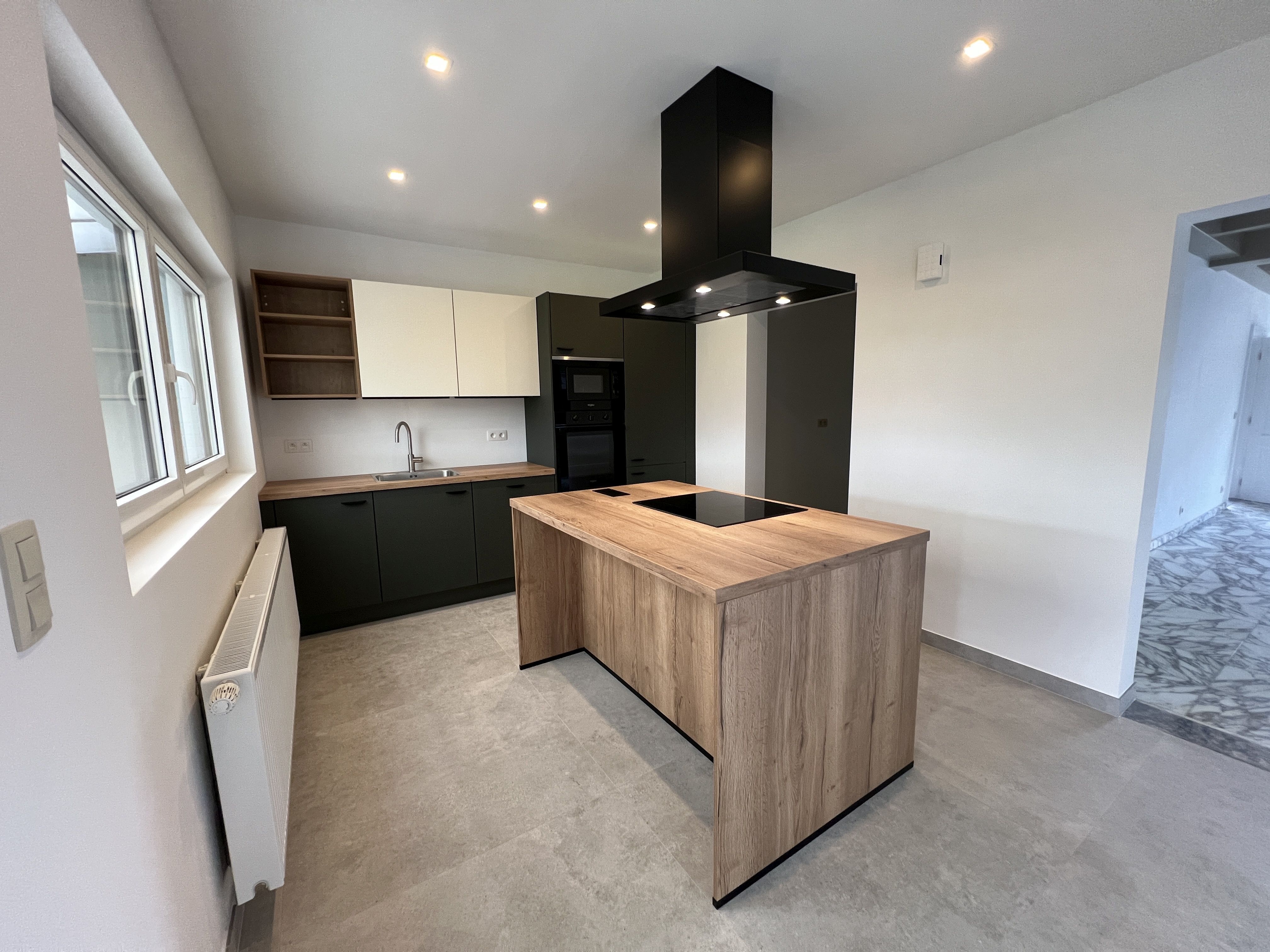 Volledig gerenoveerde energiezuinige driegevelwoning met 4 slaapkamers en tuin. foto 5