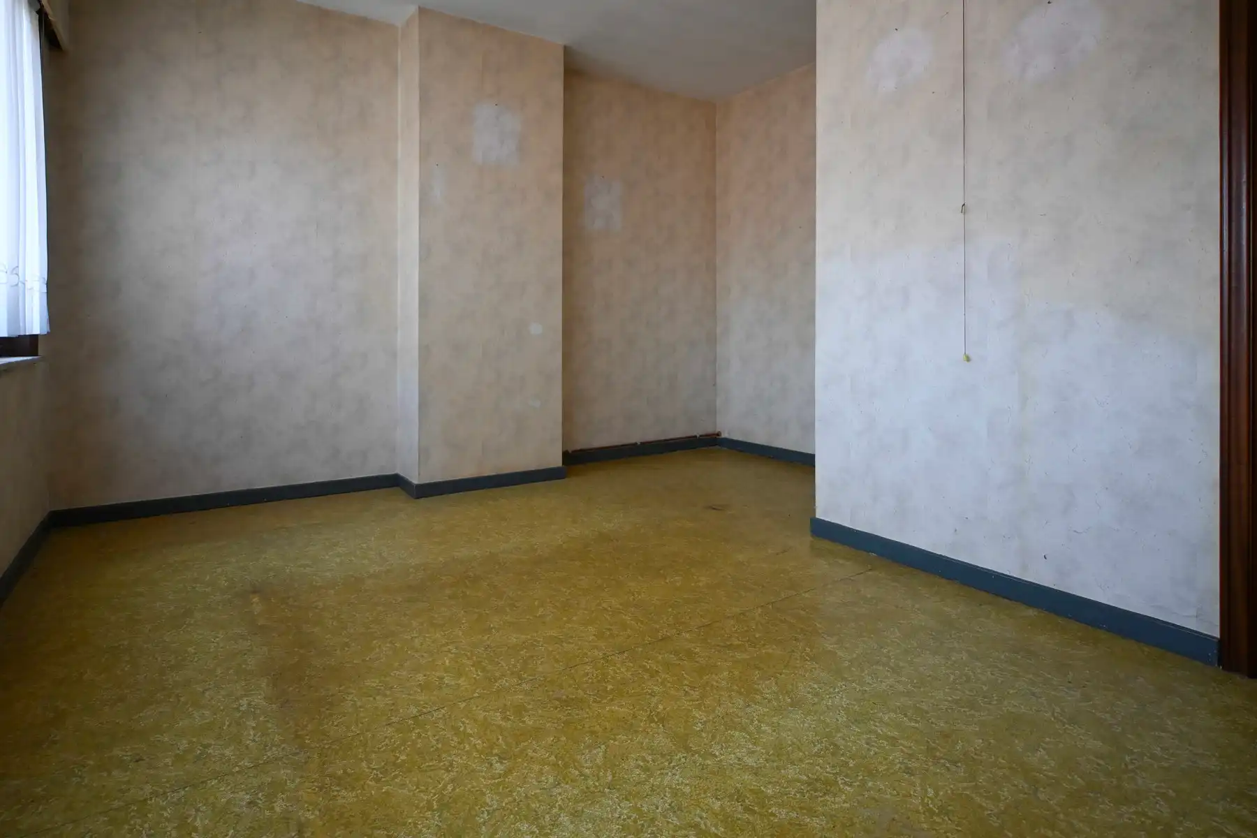Te renoveren hoekwoning met garage te Eernegem. foto 7