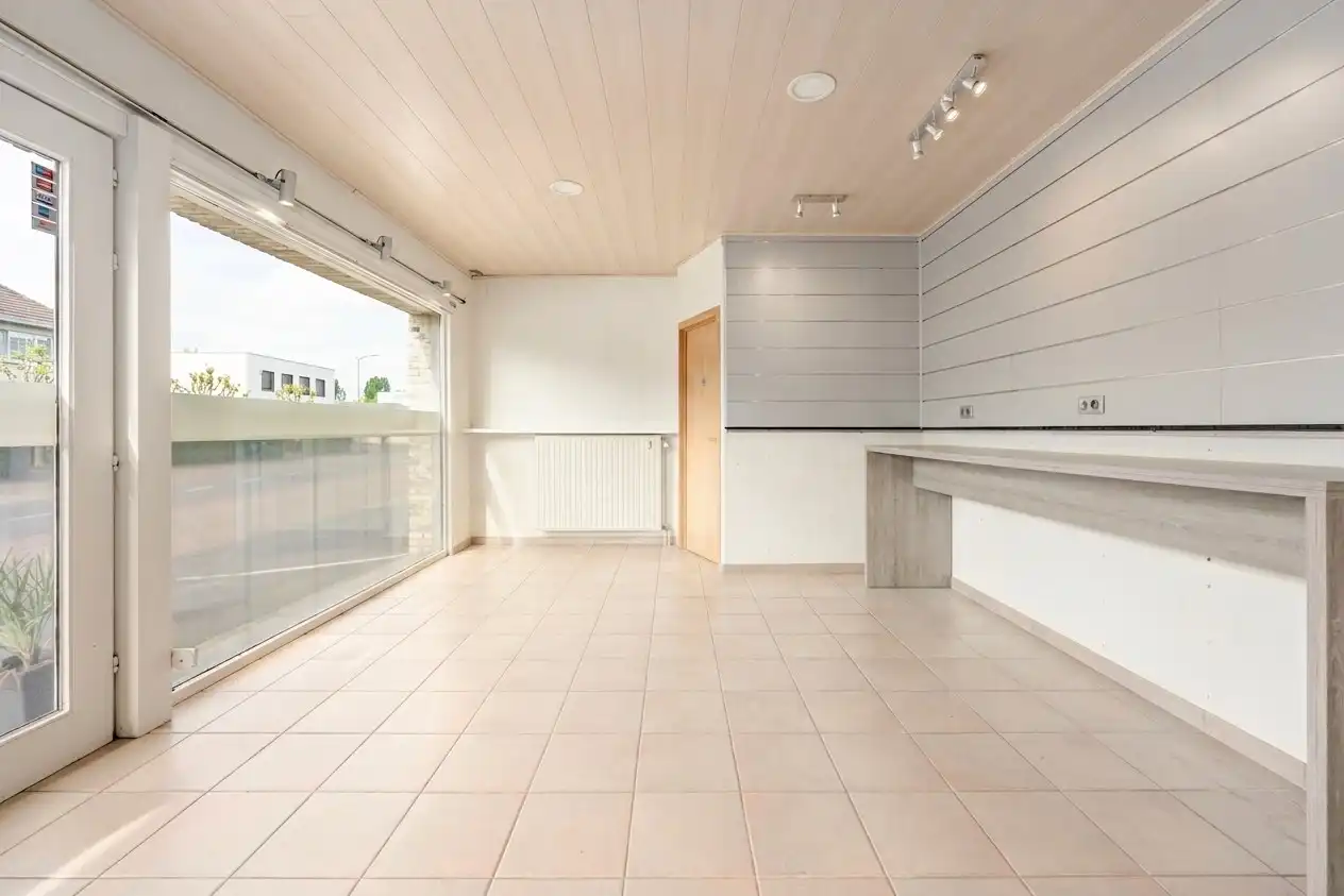 Wonen en werken combineren op toplocatie te Ichtegem - handelswoning met ruime woonst, tuin en garage foto 3