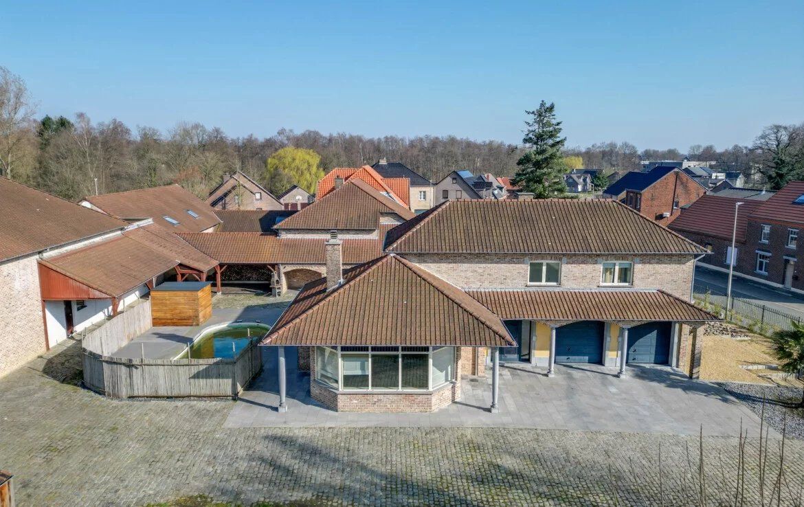 Stijlvolle villa met 4 slaapkamers op een prachtig perceel foto {{pictureIndex}}