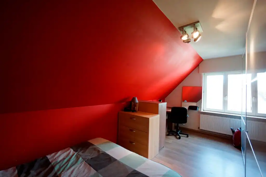 Instapklare en charmante alleenstaande woning met aangelegde tuin is gelegen in een rustige verkaveling. foto 4